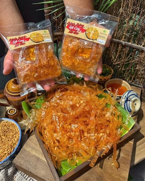 Bánh tráng trộn sợi cay sốt tắc